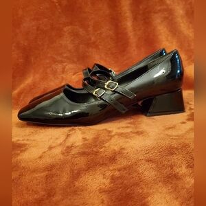 BLACK PATENT MARY JANE SHOES